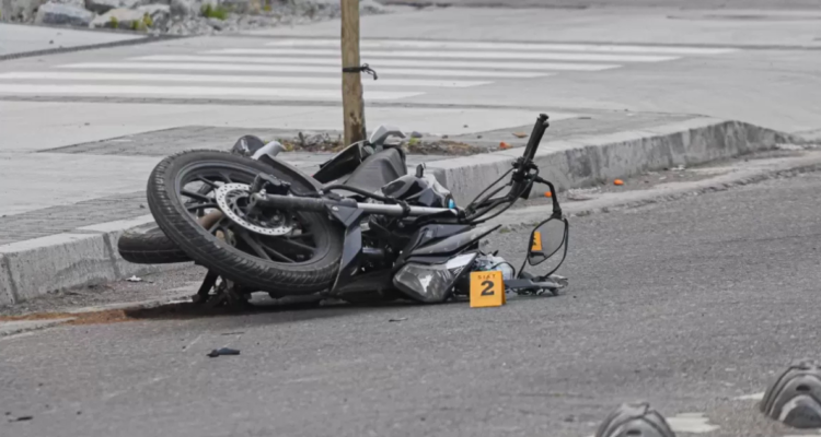 Hombre de 44 años muere tras chocar en motocicleta contra semáforo en Talcahuano