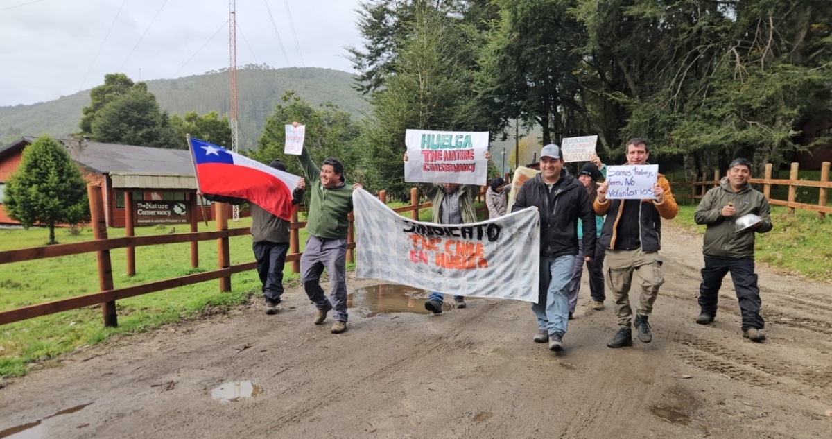 Trabajadores de The Nature Conservency en Valdivia están en huelga y piden mejoras laborales