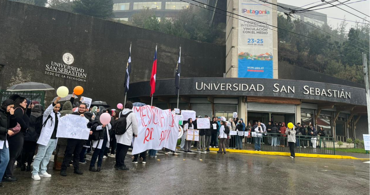 Puerto Montt: estudiantes de medicina USS en paro por beneficio alimentario que les fue quitado