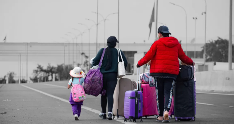 Gobierno propone que hospitales y colegios reporten a migrantes irregulares para facilitar expulsiones
