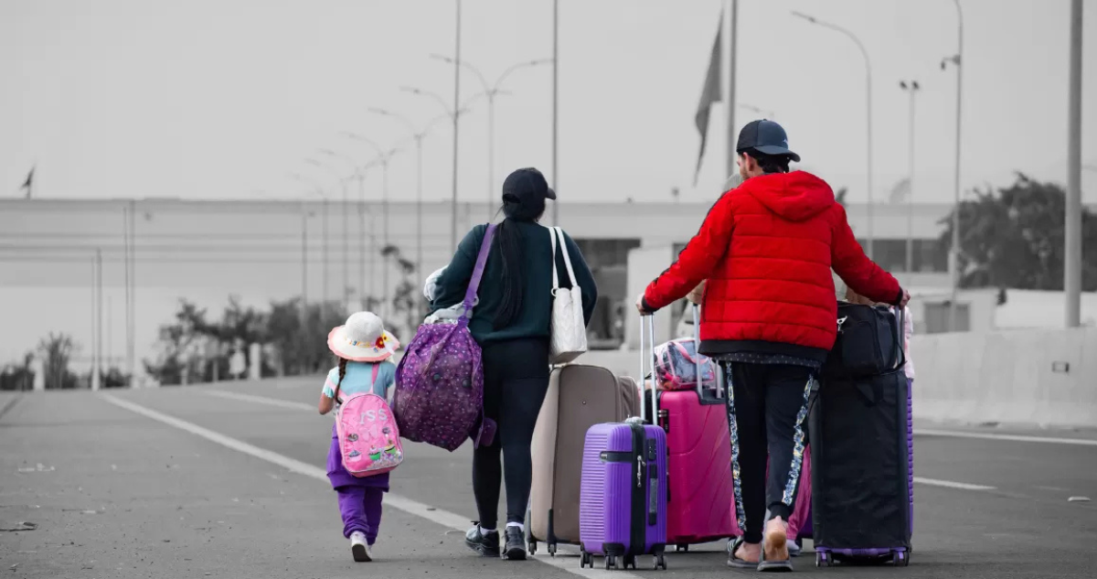 Gobierno propone que hospitales y colegios reporten a migrantes irregulares para facilitar expulsiones