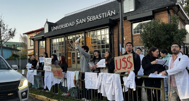 Estudiantes de Medicina USS sede Valdivia están en paro y exigen una serie de mejoras