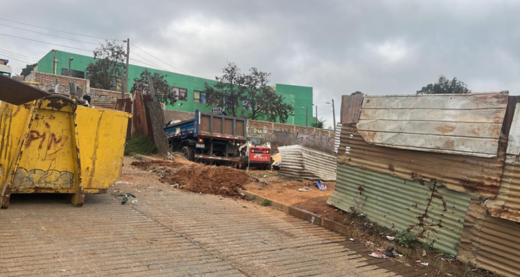 Desalojan y demuelen toma irregular en terreno de escuela en Valparaíso