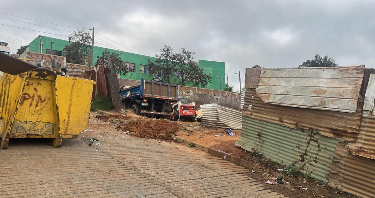 Desalojan y demuelen toma irregular en terreno de escuela en Valparaíso