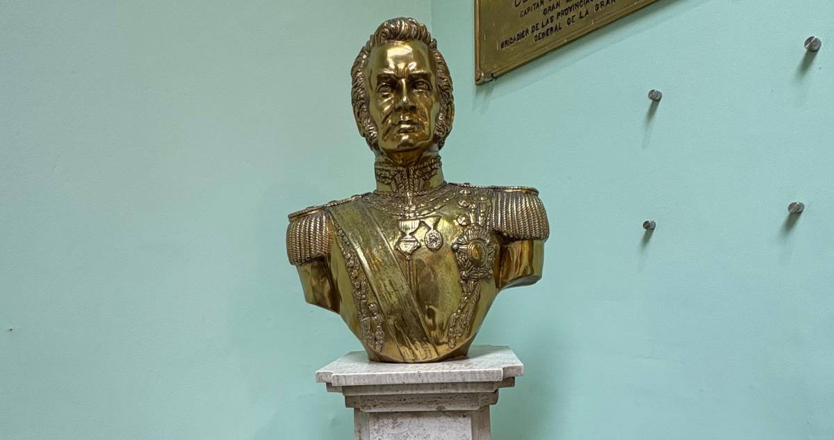 Estatua de O'Higgins dentro de la casa - Wilmer Crespo