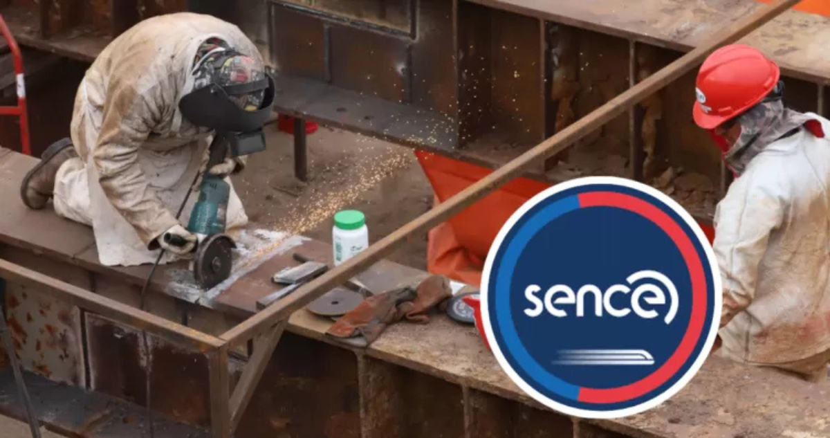 Personas trabajando y logo de Sence