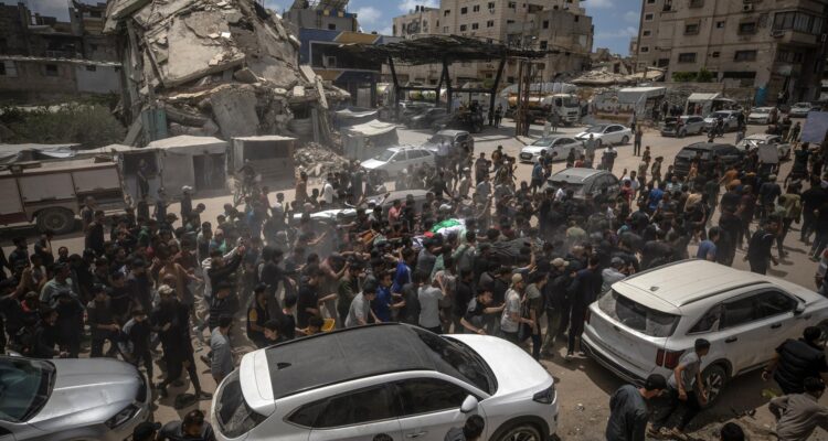 Imagen de archivo de miembros de Hamás transportando el cuerpo de un comandante de las Brigadas Al-Qassam en Gaza