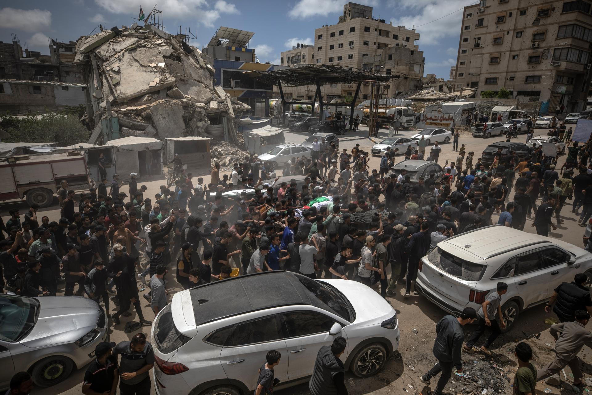 Imagen de archivo de miembros de Hamás transportando el cuerpo de un comandante de las Brigadas Al-Qassam en Gaza