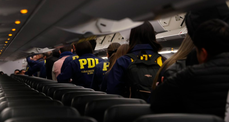 58 colombianos, 22 bolivianos y un "sujeto de interés": Los 80 migrantes expulsados este domingo
