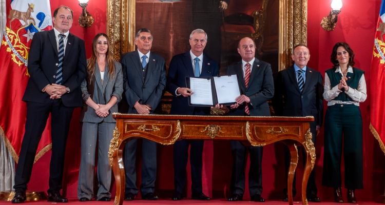 Criticas transversales de alcaldes al plan de Gobierno de eliminar contribuciones a mayores de 65 años
