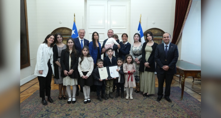 Kast entrega “Gracia de reconocimiento al 7mo hijo”: el curioso origen folclórico de esta tradición