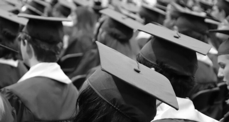 Lío en Perú por becas de pre y postgrado: no hay dinero y estudiantes no regresan al país a ejercer