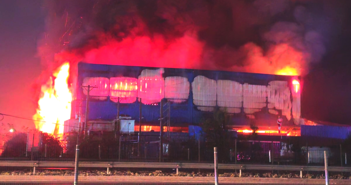 Gran incendio en frigorífico al costado de Ruta 5 Sur en Buin amenaza a casas y activa Alarma General