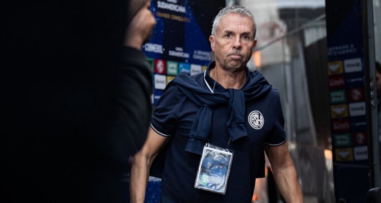 Gustavo Álvarez realizó grave denuncia contra Santos en Copa Sudamericana.