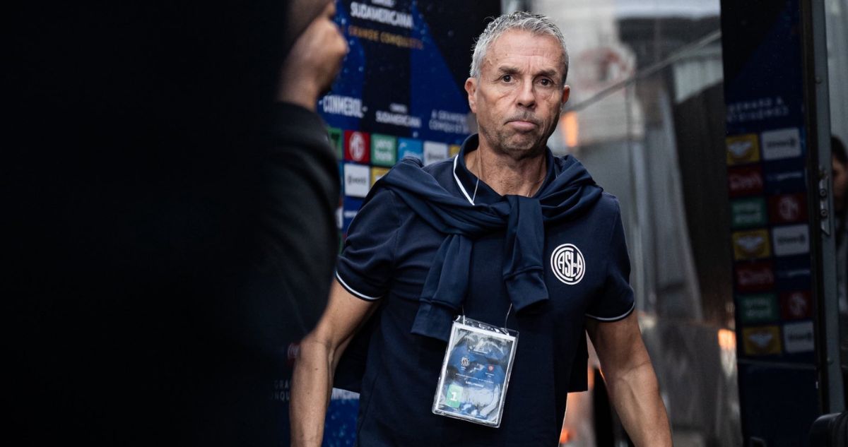 Gustavo Álvarez realizó grave denuncia contra Santos en Copa Sudamericana.