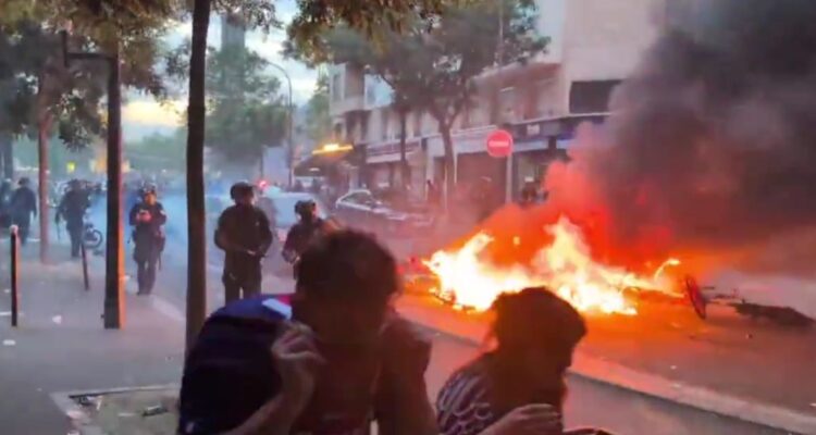 Hinchas del PSG causaron graves desmanes en París tras título del PSG en Champions League.