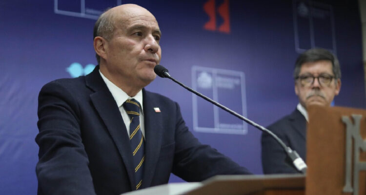 Hacienda advierte error de US$10 mil millones en proyección de deuda hecha por el gobierno de Boric