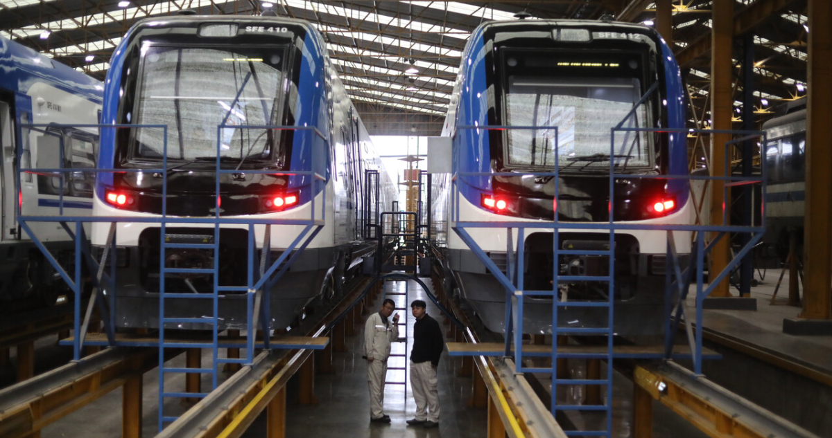 Trenes de EFE en talleres.