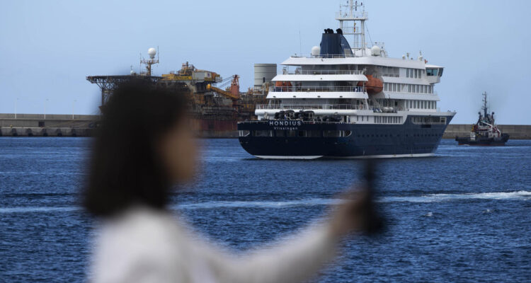 El crucero MV Hondius repostó combustible este lunes en el puerto de Granadilla de Abona (Tenerife)