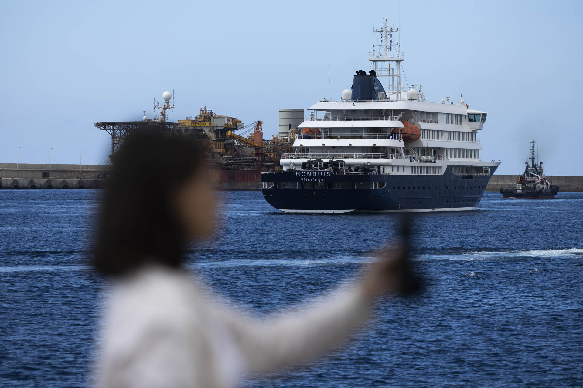 El crucero MV Hondius repostó combustible este lunes en el puerto de Granadilla de Abona (Tenerife)