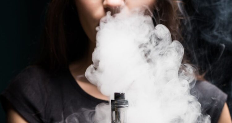 Caso de hemorragia pulmonar por vapeo enciende las alarmas en España: Afectada lo usó solo 60 días
