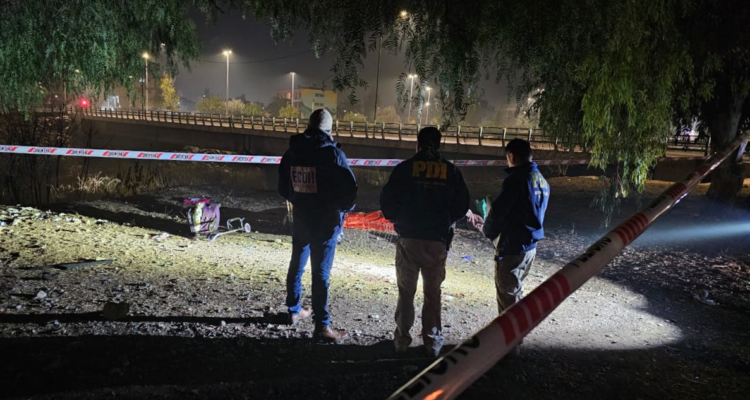 Investigan nuevo homicidio en la RM: hombre en situación de calle muere baleado a orillas del Mapocho