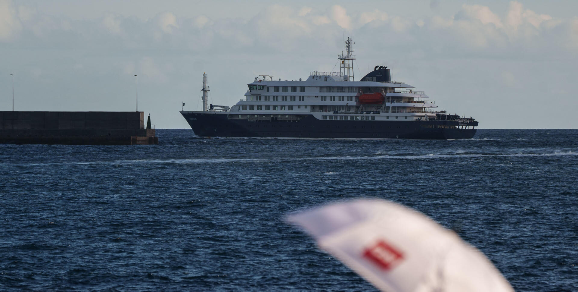 El crucero MV Hondius abandonó el puerto de Granadilla, en Tenerife