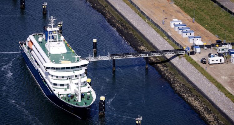Vista aérea del crucero MV Hondius, afectado por el hantavirus, tras su llegada al puerto de Róterdam, Países Bajos