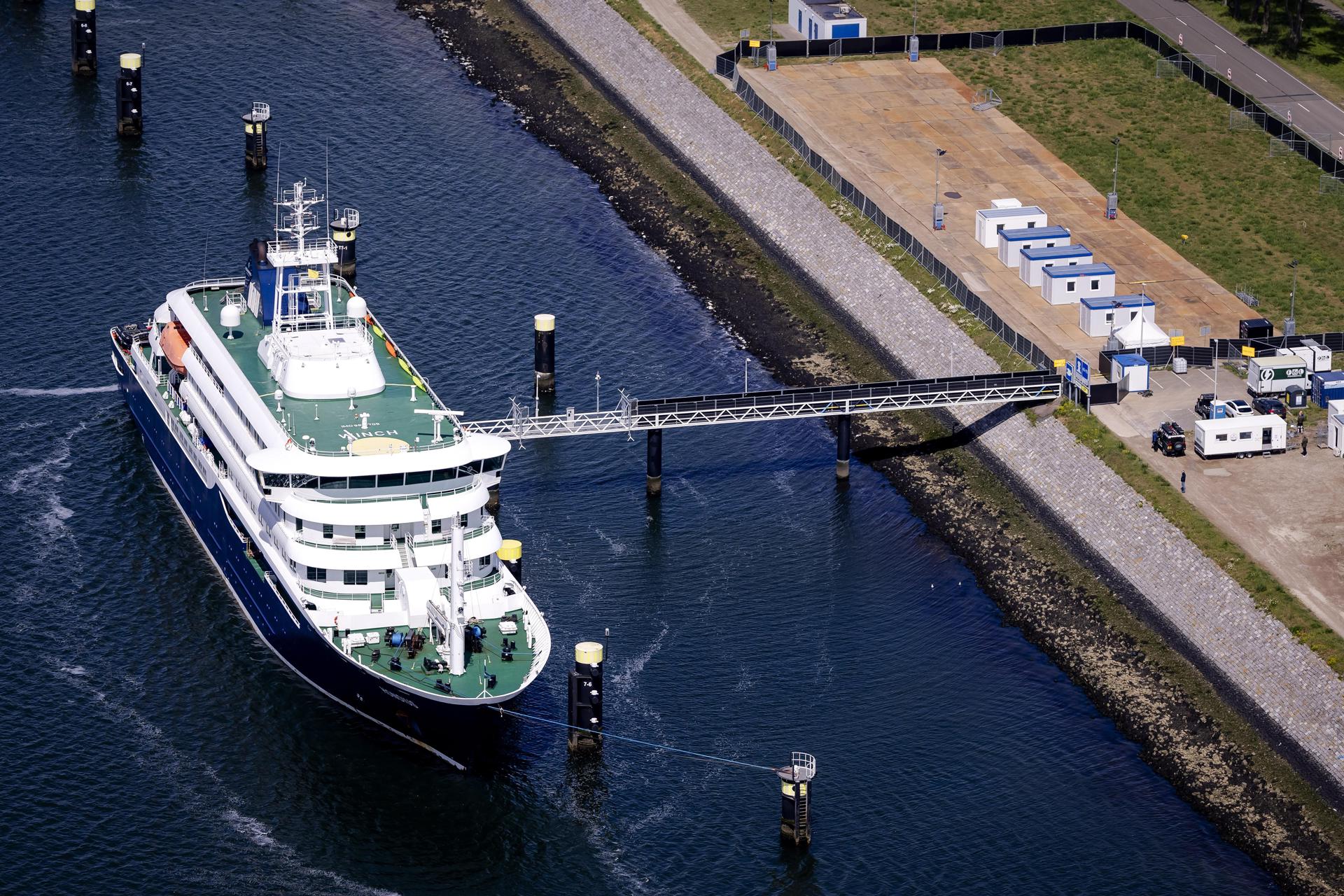 Vista aérea del crucero MV Hondius, afectado por el hantavirus, tras su llegada al puerto de Róterdam, Países Bajos
