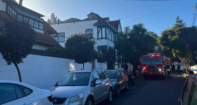 Humo en vivienda del sector Cerro Castillo de Viña del Mar moviliza a Bomberos y Carabineros