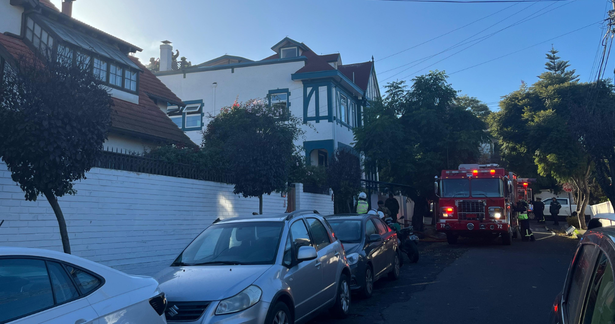 Humo en vivienda del sector Cerro Castillo de Viña del Mar moviliza a Bomberos y Carabineros