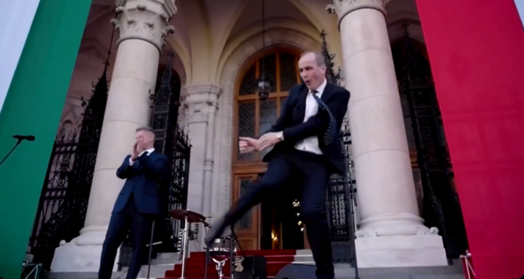 ministro bailando