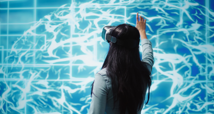 Mujer usando tecnología e inteligencia artificial