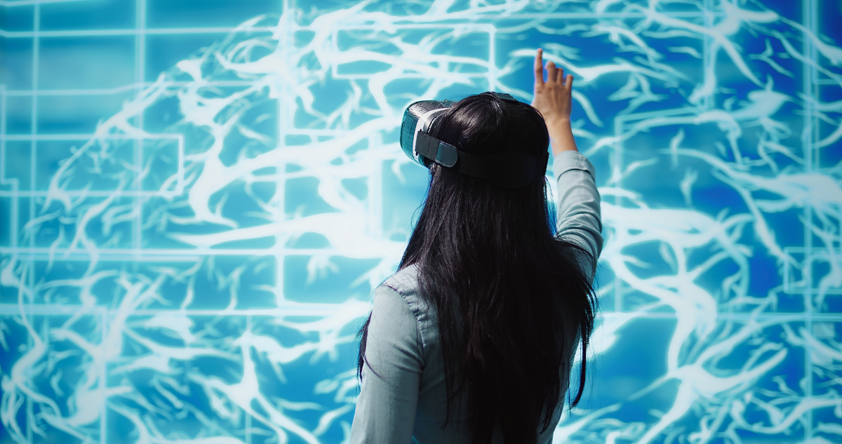Mujer usando tecnología e inteligencia artificial