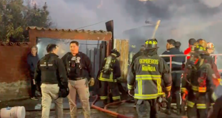 Dos muertos deja incendio que destruyó seis viviendas en Peñalolén
