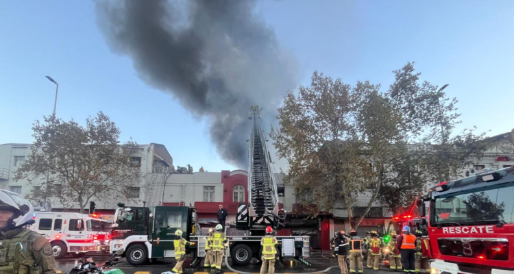 Bomberos combate gran incendio que afecta a local de productos chinos en el centro de Santiago