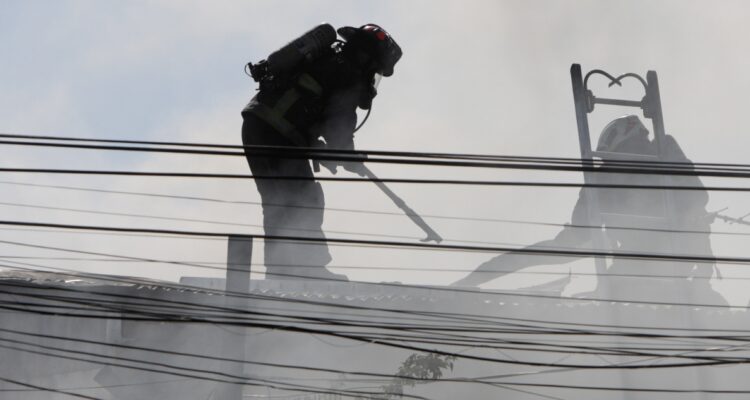 Incendio de viviendas en Los Ángeles: muere adulta mayor