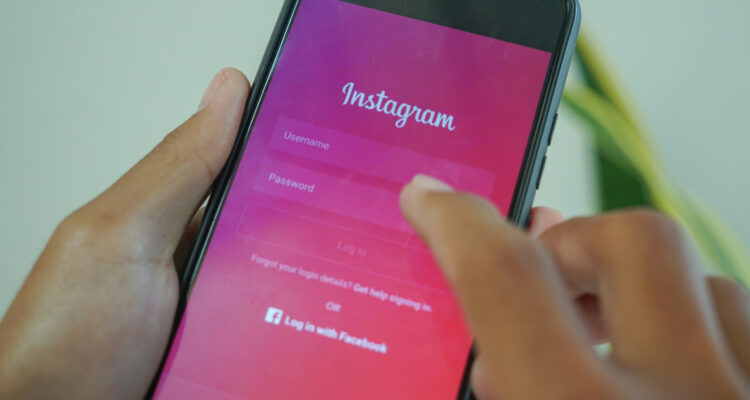 Foto de una persona usando Instagram