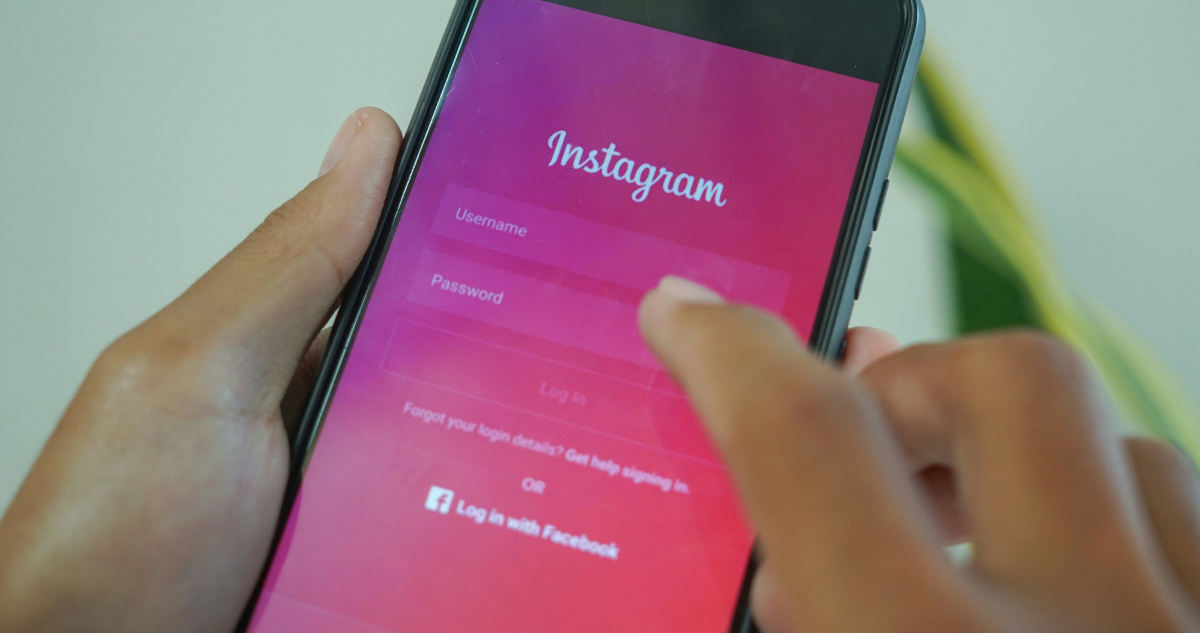 Foto de una persona usando Instagram