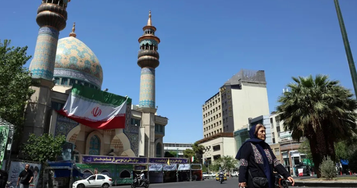 Una mujer camina por una calle de Teherán, Irán