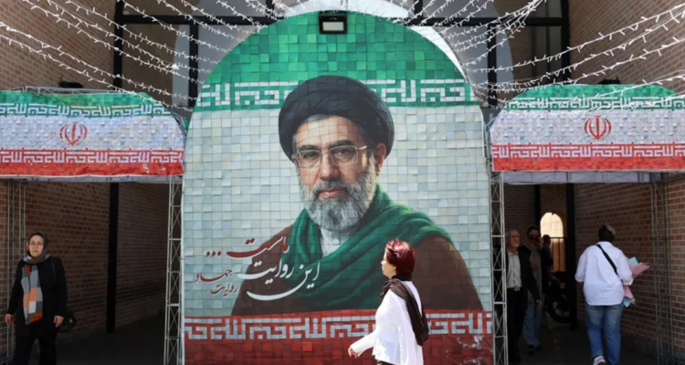 Imagen del líder supremo de Irán, el ayatolá Mojtaba Jamenei, en una calle de Teherán