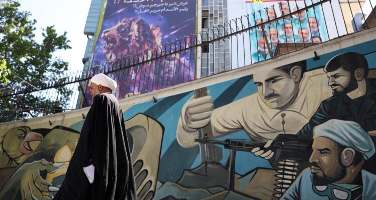 Un letrero anti EEUU que dice en persa “¿El rugido de un león o el chillido de un ratón?” en la Plaza Palestina de Teherán