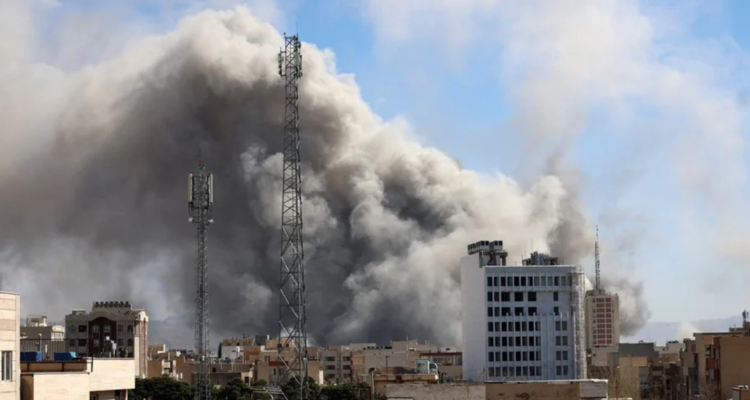 El humo se eleva en el centro de Teherán tras un ataque israelí en Irán