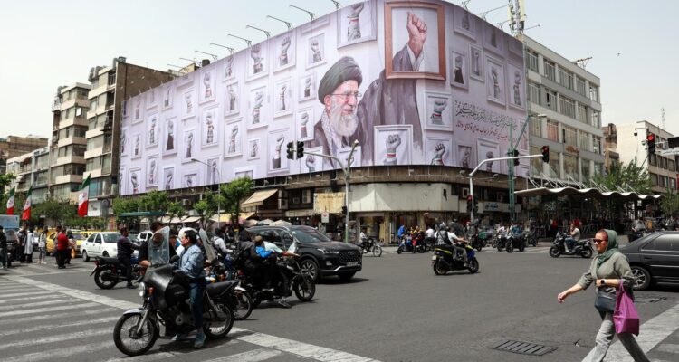 Irán estudia la propuesta estadounidense mientras Trump amenaza con más ataques
