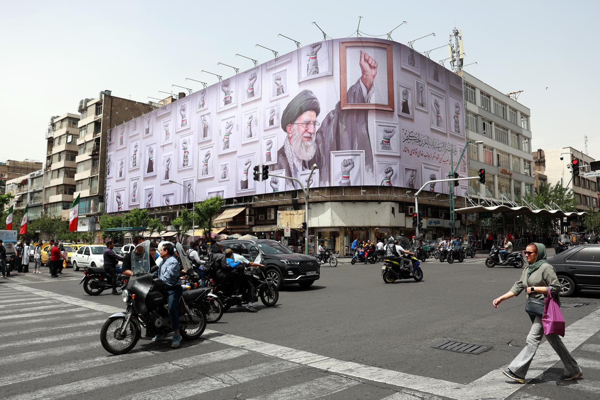 Enorme cartel del difunto líder supremo iraní, el ayatolá Ali Jamenei, en Teherán