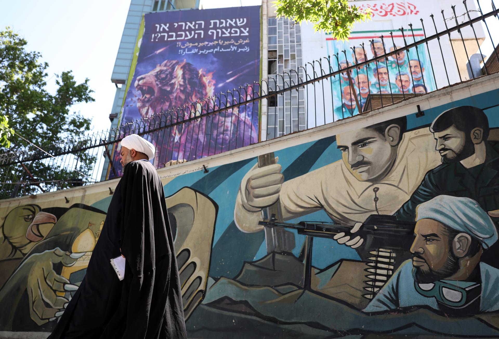 Un letrero anti EEUU que dice en persa “¿El rugido de un león o el chillido de un ratón?” en la Plaza Palestina de Teherán