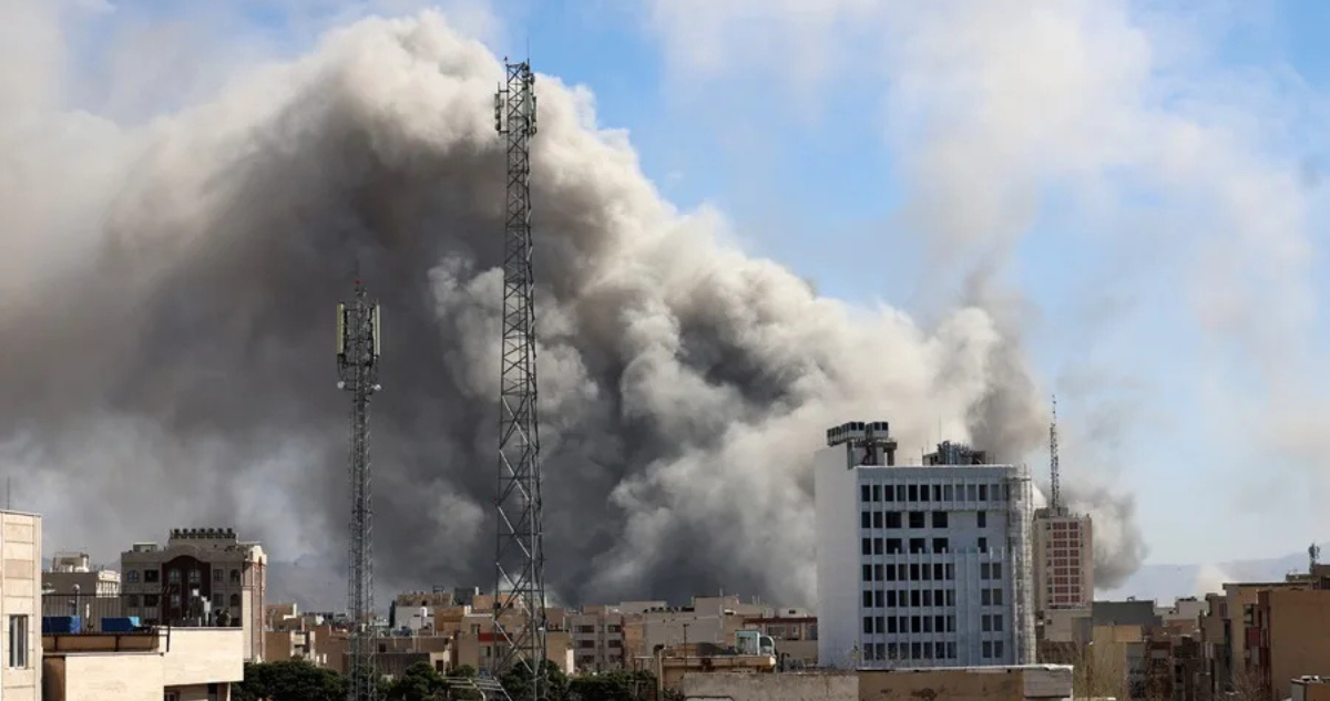 El humo se eleva en el centro de Teherán tras un ataque israelí en Irán