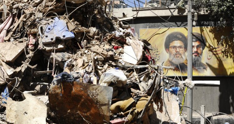 Edificio parcialmente dañado por un ataque israelí en el barrio de Haret Hreik, un suburbio al sur de Beirut