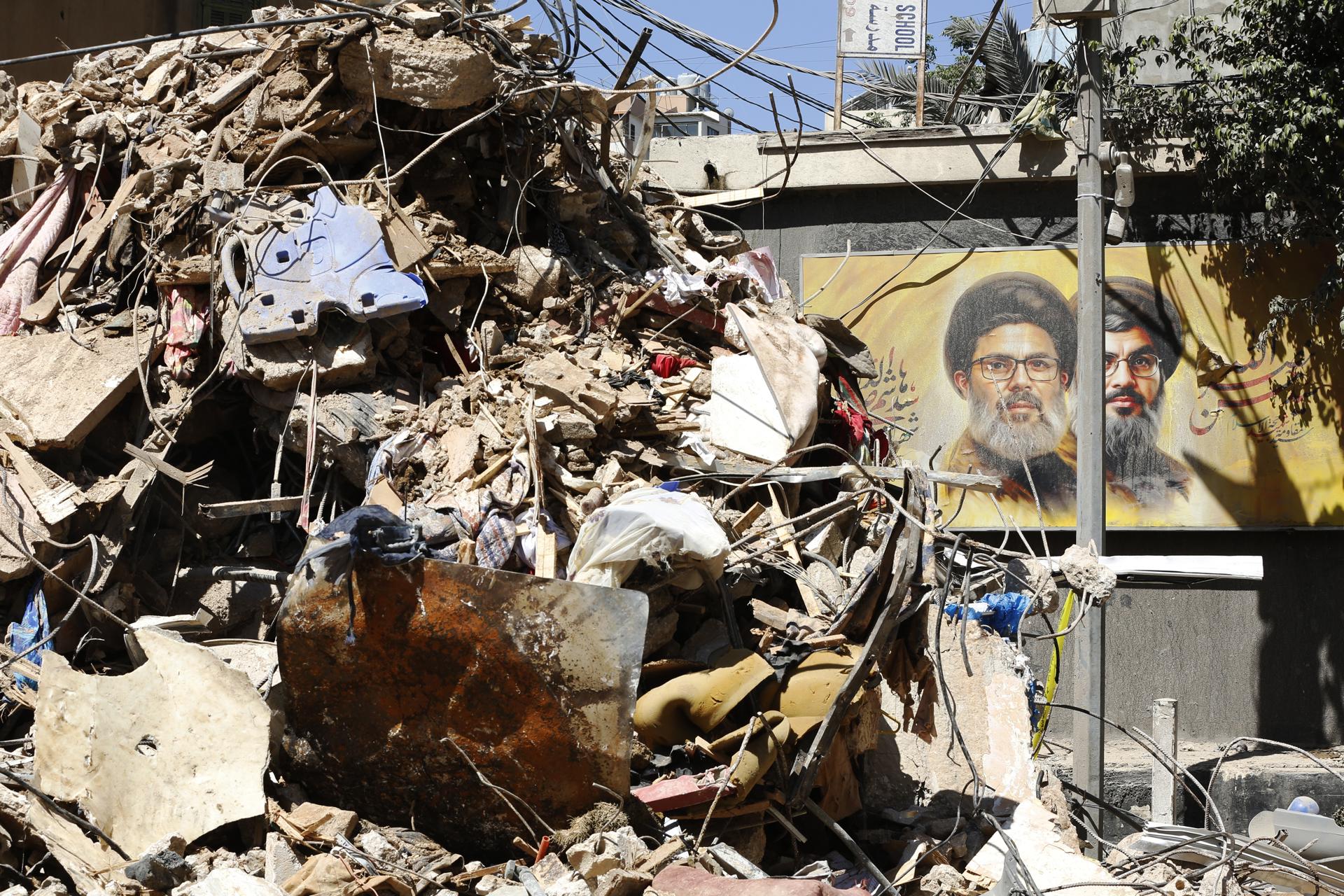 Edificio parcialmente dañado por un ataque israelí en el barrio de Haret Hreik, un suburbio al sur de Beirut