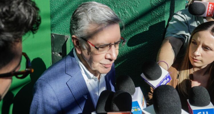 "No hay nada": Joaquín Lavín niega estar involucrado en caso que tiene a su hijo en prisión preventiva